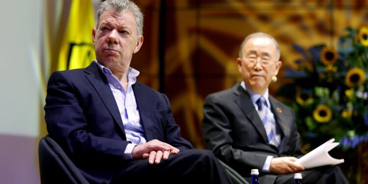El ex secretario general de la ONU Ban Ki-moon (d), acompañado del expresidente de Colombia Juan Manuel Santos (i), en una fotografía de archivo. E
