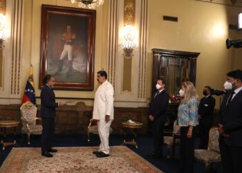 Nicolás Maduro recibiendo las credenciales del nuevo embajador de Colombia en el país, Armando Benedetti (i), en el Palacio de Miraflores en Caracas (Venezuela).  EFE/ Miguel Gutiérrez