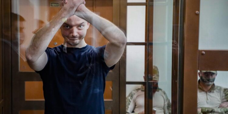 Fiscalía rusa pide 24 años de cárcel para periodista acusado de traición