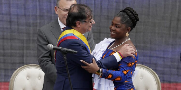 Gustavo Petro se juramenta como nuevo presidente de Colombia