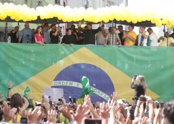 Bolsonaro inicia campaña política advirtiendo sobre comunismo de Lula