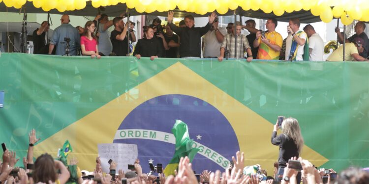 Bolsonaro inicia campaña política advirtiendo sobre comunismo de Lula