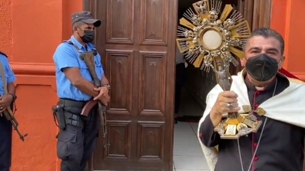 Monseñor Álvarez a policías de Ortega: «En la noche me quedo solo, de ustedes depende mi vida». Foto: Artículo 66 / captura de pantalla