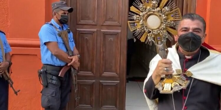 Monseñor Álvarez a policías de Ortega: «En la noche me quedo solo, de ustedes depende mi vida». Foto: Artículo 66 / captura de pantalla