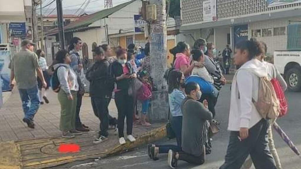 Llaman a «abarrotar» iglesias católicas en apoyo a sacerdotes asediados por la Policía de Ortega