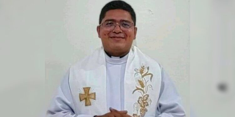 Policía orteguista retiene al sacerdote Aníbal Manzanares dentro de su parroquia