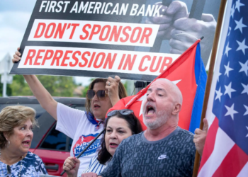 Cubanos protestan frente a un banco en EEUU que "oxigena a dictadura castrista"