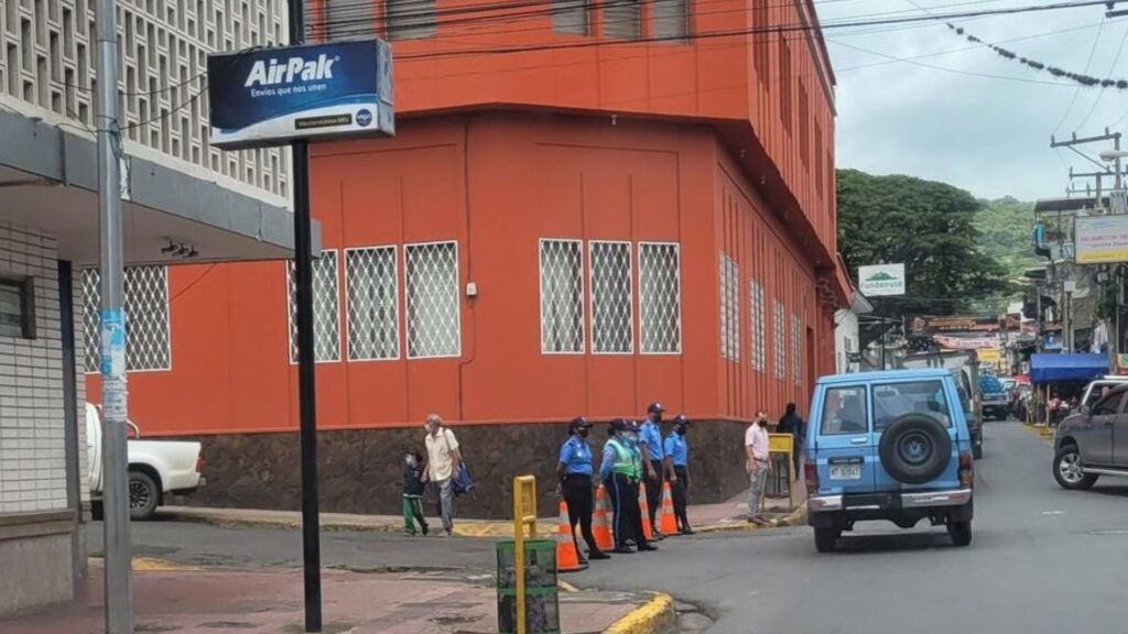 Régimen impone otra vez asedio policial a monseñor Álvarez