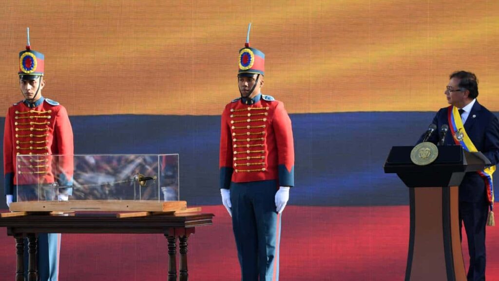 Petro detiene ceremonia de investidura y ordena que le lleven la espada de Bolívar