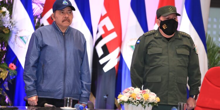 Daniel Ortega junto al general del Ejército de Nicaragua, Julio César Avilés. Foto: Presidencia