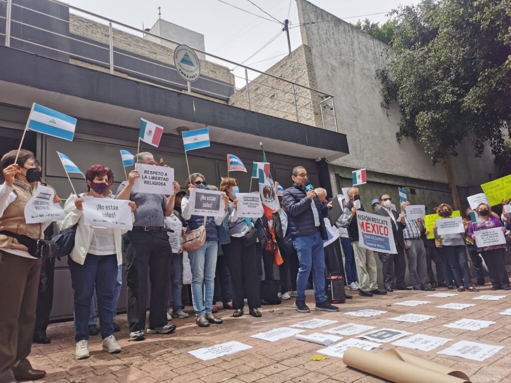 Protestan en la Embajada de Nicaragua en México para denunciar el acecho a la Iglesia católica