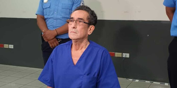Preso político Irving Larios con el rostro demacrado fue presentado en los juzgados de Managua. Foto: Artículo 66 / Gobierno