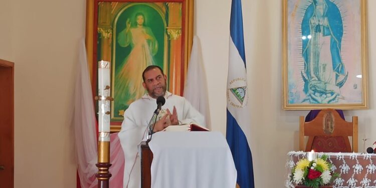 Padre Ramiro Tijerino, desterrado de Nicaragua.