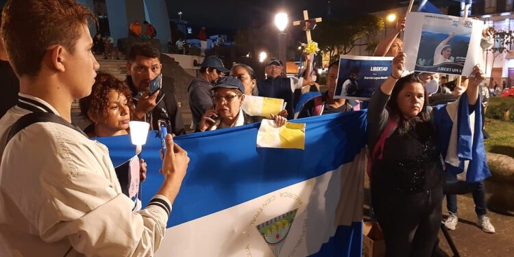 Nicaragüenses exiliados en Costa Rica realizan plantón. Foto: Cortesía