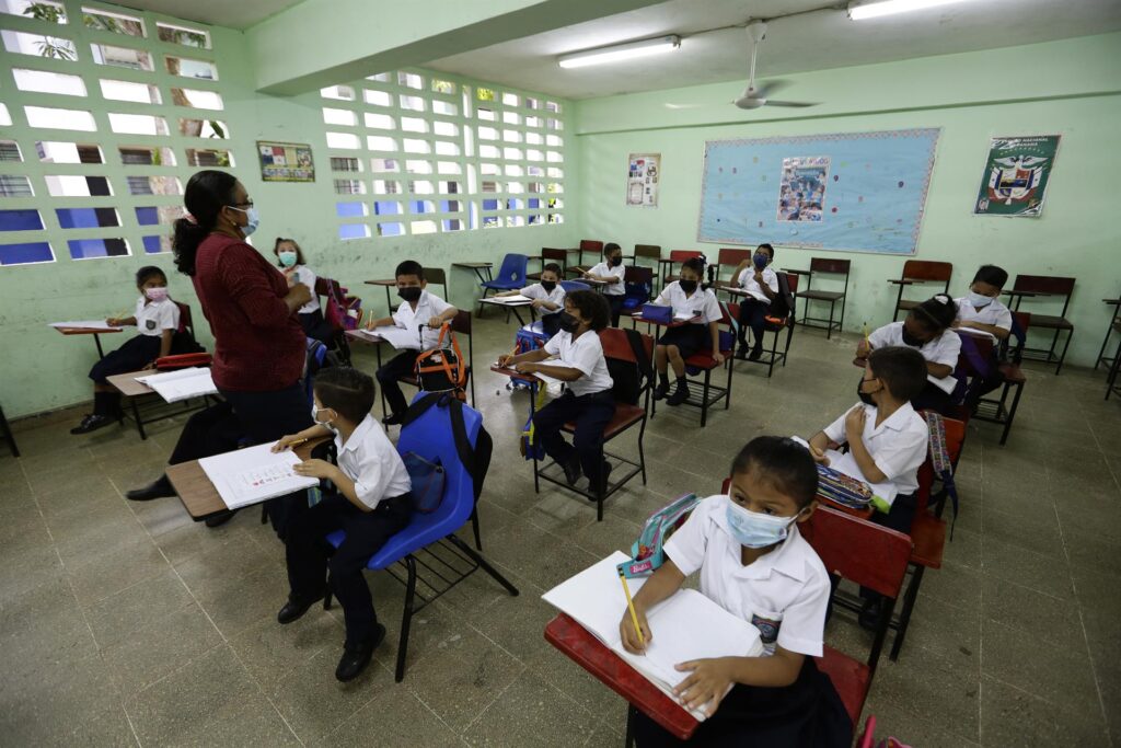 Panamá: Maestros y estudiantes regresan a las clases luego de un mes de protestas