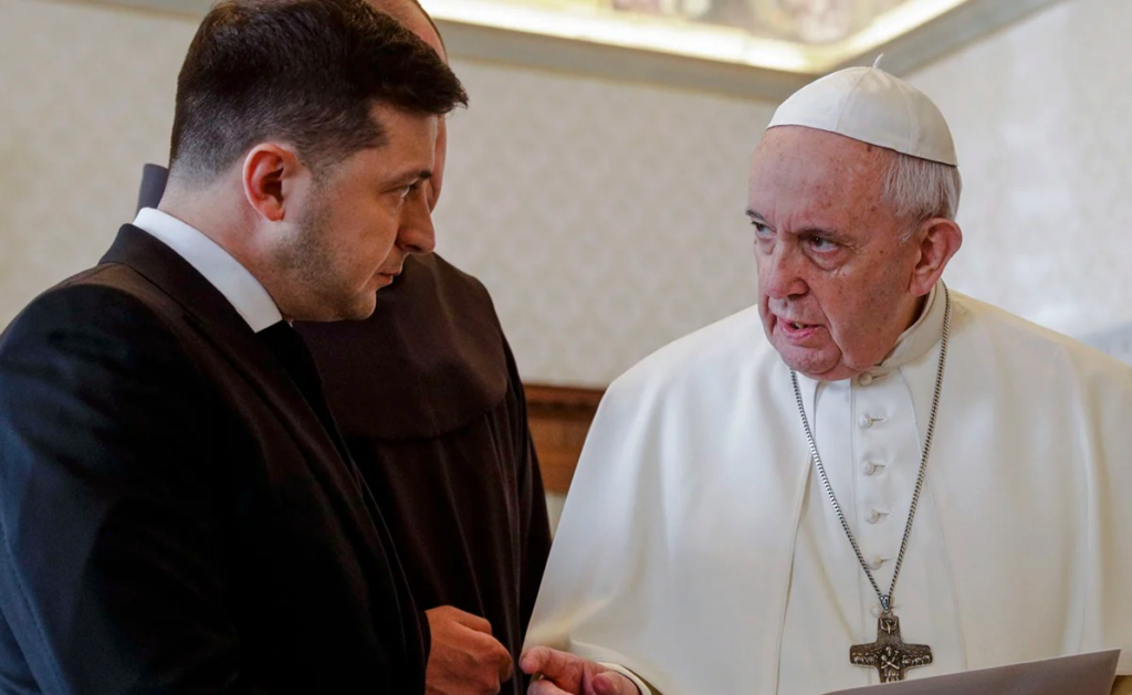 Zelenski dice que informó al papa Francisco sobre los «crímenes rusos» en Ucrania￼