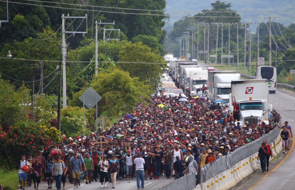 Tres caravanas de migrantes avanzan por el sur de México rumbo a EEUU