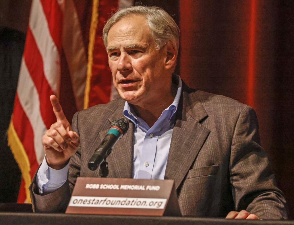 El gobernador de Texas dice que envíos de inmigrantes a Nueva York son voluntarios
