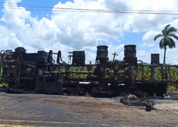 Un camión cisterna de petróleo se incendia en carretera de Cuba
