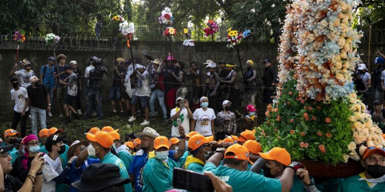 Devotos cargan hoy la imagen de Santo Domingo de Guzmán durante su procesión, en Managua. Foto: EFE / Artículo 66