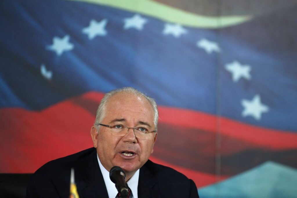 Maduro acusa a exministro de petróleo de robarse 4.850 millones de dólares
