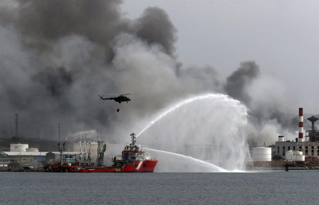 Progresa la extinción del grave incendio industrial en Cuba