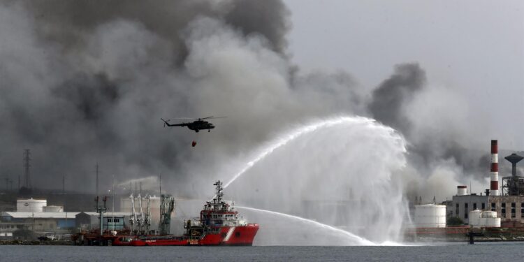 Un barco de emergencias mexicano intenta apagar el incendio provocado en la zona industrial de la bahía de Matanzas. Foto: EFE/Artículo 66