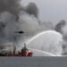Un barco de emergencias mexicano intenta apagar el incendio provocado en la zona industrial de la bahía de Matanzas. Foto: EFE/Artículo 66