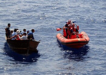 En la imagen un registro de la interceptación de una barca con balseros cubanos por parte de la Guardia Costera de EE.UU. Foto: EFE / Artículo 66