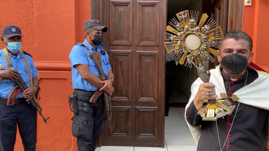 Monsignor Rolando Álvarez completes 48 hours of police siege