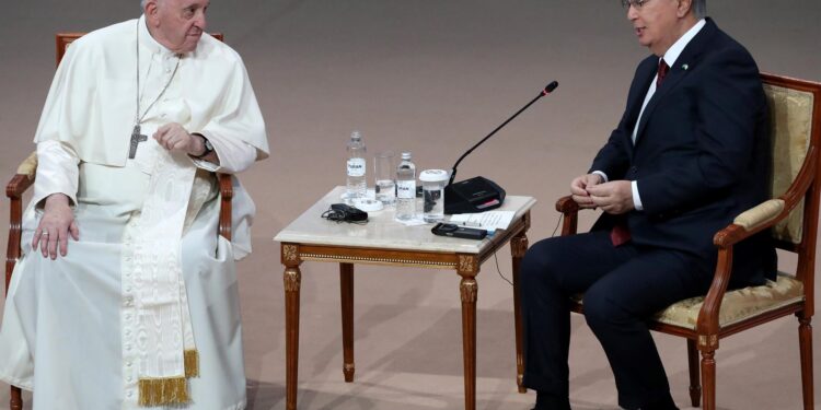 El papa Francisco y el presidente de Kazajstán, Kassym Joomart Tokayev, se reúnen en Nur-Sultan este martes. EFE