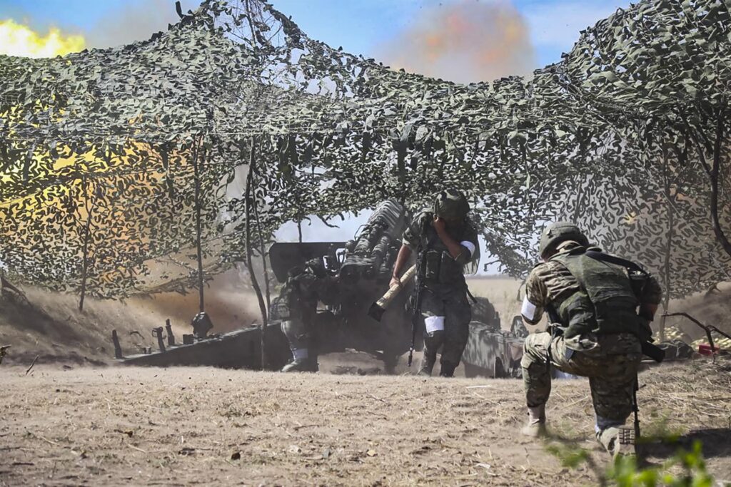 Militares rusos disparan artillería en un lugar no revelado en la región de Jersón, en Ucrania.