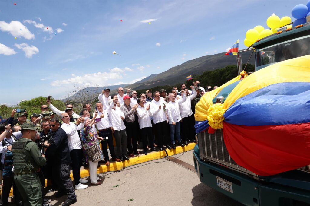 El presidente de Colombia, Gustavo Petro (c), y demás autoridades, participan en un acto de reapertura de la frontera entre Colombia y Venezuela, hoy, en el Puente Simón Bolivar, en San Antonio del Táchira (Venezuela). EFE/Rayner Peña R