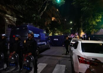 Policías prestan guardia en los alrededores del domicilio de la vicepresidenta argentina, Cristina Fernández de Kirchner. EFE/ Juan Ignacio Roncoroni
