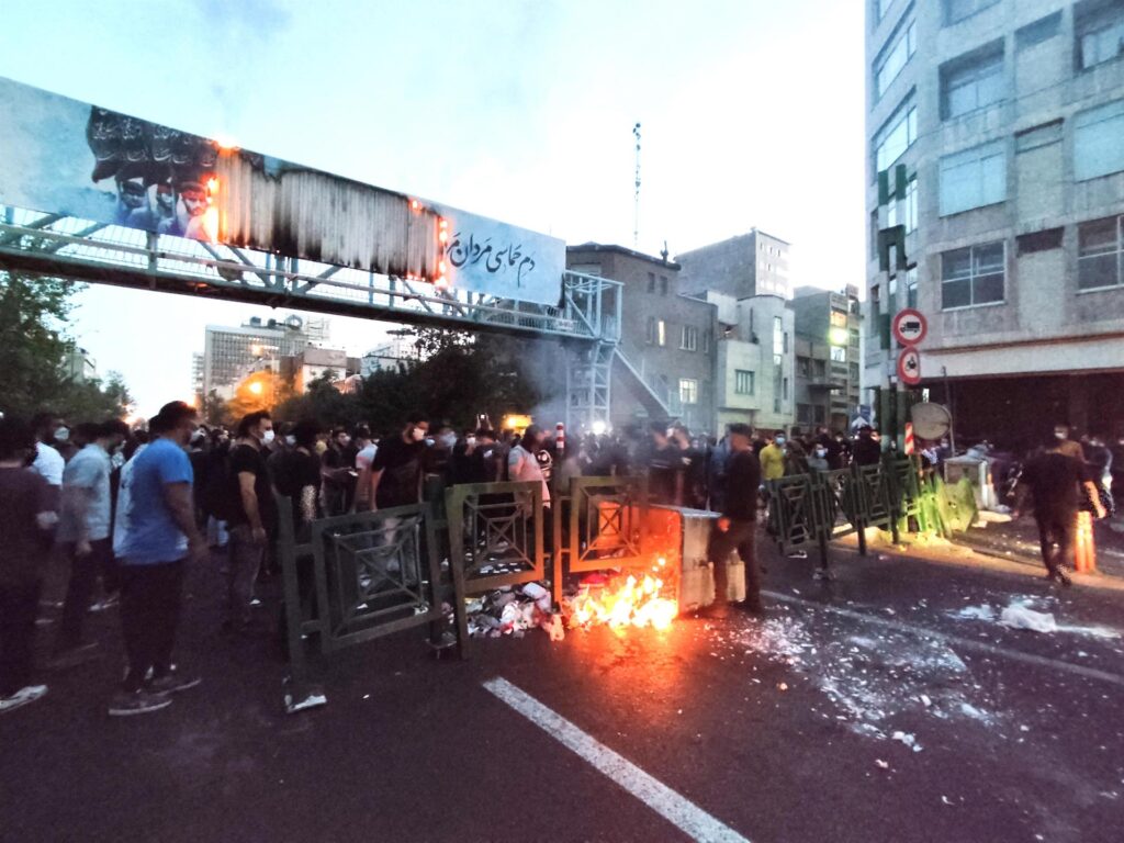 A 26 se elevan los muertos por protestas violentas en Irán, según medios