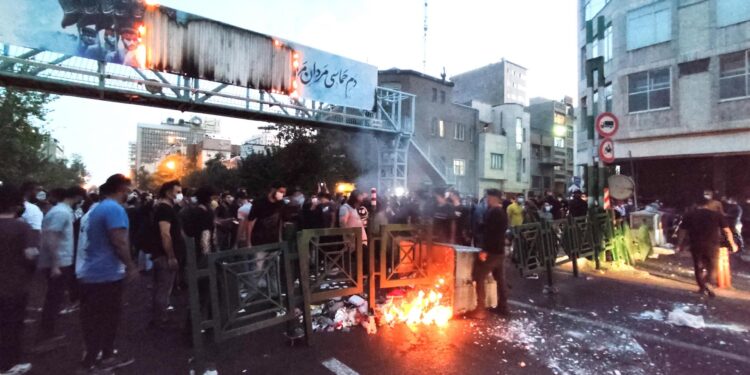Manifestantes se enfrentan a la policía durante una protesta tras la muerte de Mahsa Amini, en Teherán este 21 de septiembre. EFE