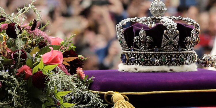 Isabel II llega a su morada final, el castillo de Windsor, donde será sepultada esta tarde