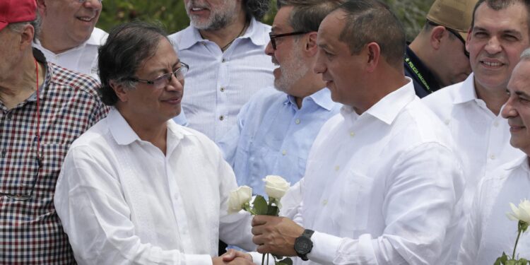 El presidente de Colombia, Gustavo Petro (i), estrecha la mano del ministro de Transporte de Venezuela, Ramón Celestino Velásquez Araguayán, durante un acto de reapertura de la frontera entre Colombia y Venezuela, hoy, en el Puente Simón Bolivar, en Cúcuta (Colombia). EFE