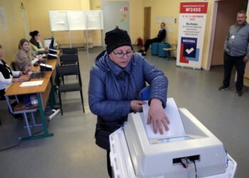 Una mujer vota este domingo en Moscú en las elecciones municipales y regionales rusas. EFE
