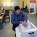 Una mujer vota este domingo en Moscú en las elecciones municipales y regionales rusas. EFE