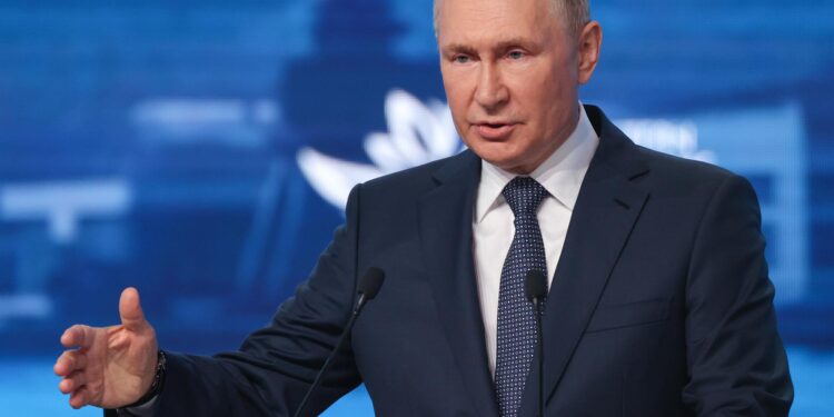 Putin amenaza con cortar gas y petróleo a Europa si limita precios