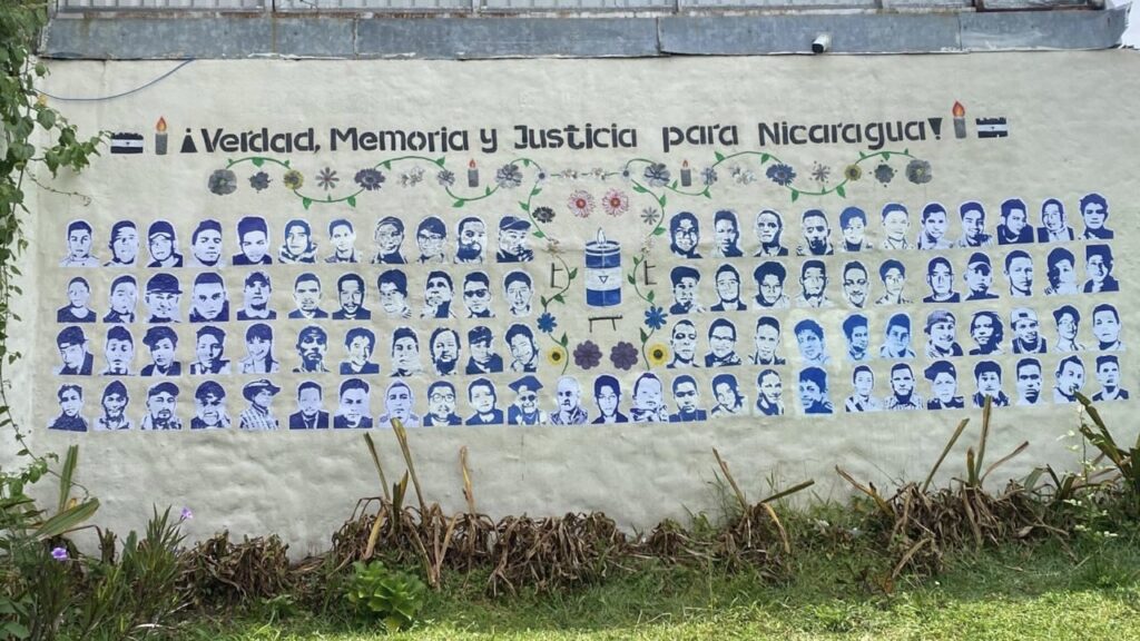 Madres de Abril muestran a las víctimas de la represión de Ortega a través de un mural en Costa Rica