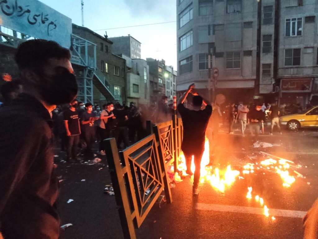 Irán indultará a condenados, incluyendo detenidos en protestas
