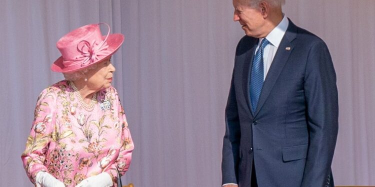 Biden expresa sus mejores pensamientos para la reina Isabell II