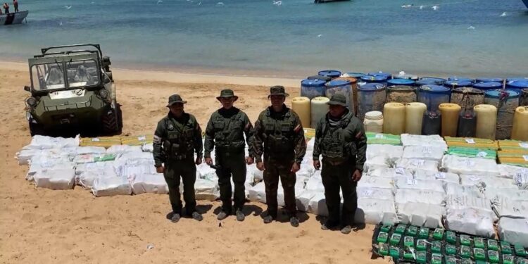 Militares de Venezuela incautan el mayor alijo de marihuana de la última década, al decomisar, en el estado Falcón (noroeste), 2.856,850 kilos de esta droga. EFE