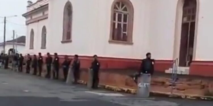 Policía orteguista asedia iglesia San Jerónimo en Masaya previo a la bajada de «Tata Chombo»