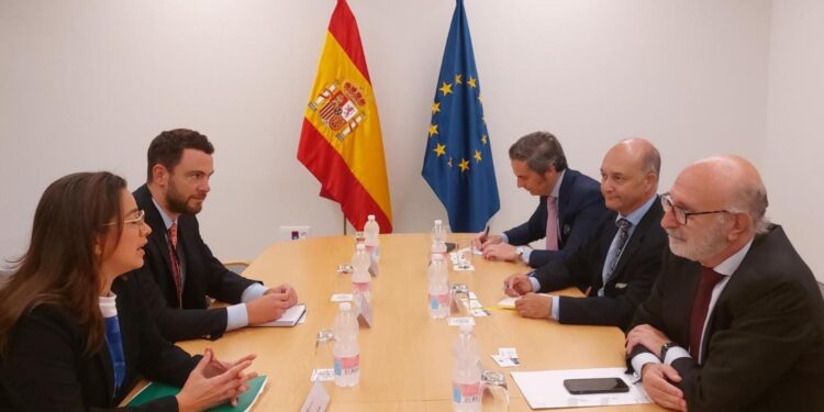 Berta Valle sigue periplo por Europa: Se reúne con el Secretario de Estado de la Cancillería de España