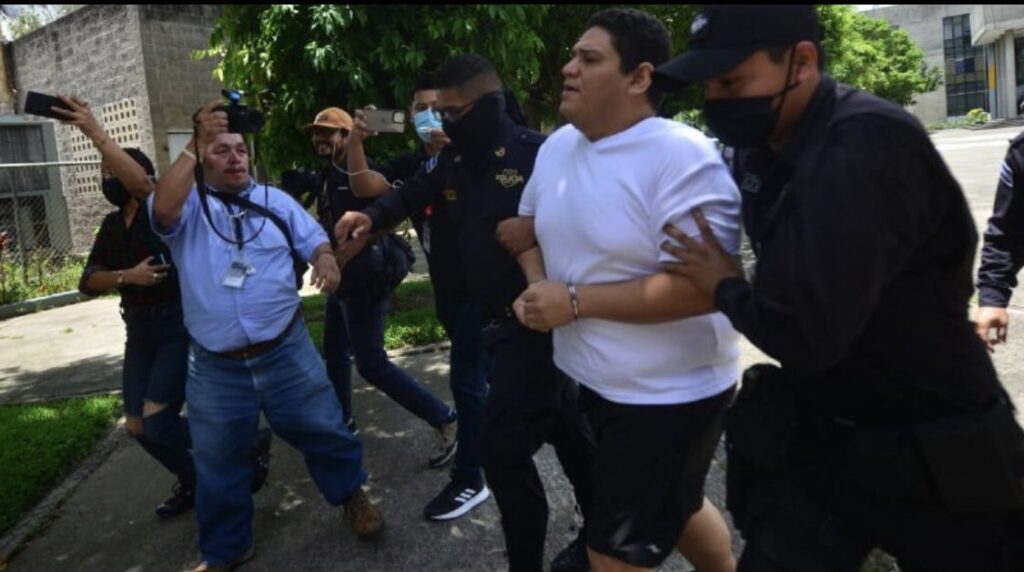 Tuiteros críticos de Bukele son detenidos y acusados por la Fiscalía salvadoreña de «difamación y desacato»