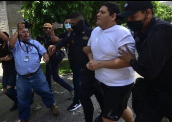 Tuiteros críticos de Bukele son detenidos y acusados por la Fiscalía salvadoreña de "difamación y desacato"