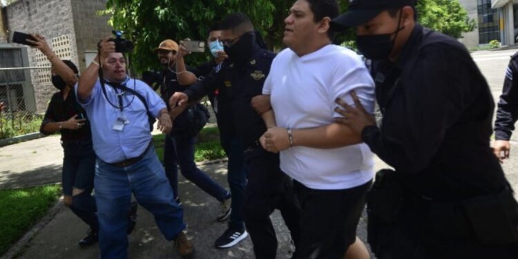 Tuiteros críticos de Bukele son detenidos y acusados por la Fiscalía salvadoreña de "difamación y desacato"